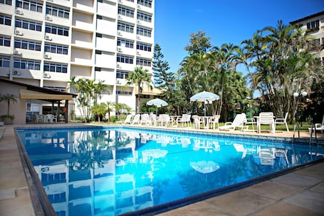 Piscina externa, espreguiçadeiras. Foz Presidente Comfort Hotel