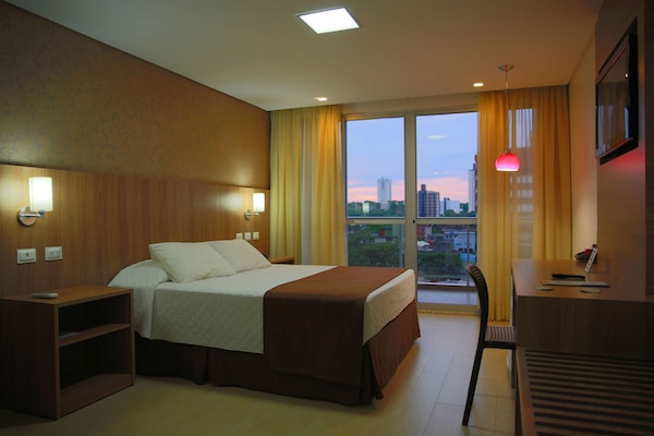 Seprai premium, minibar, brankas, dan meja kerja