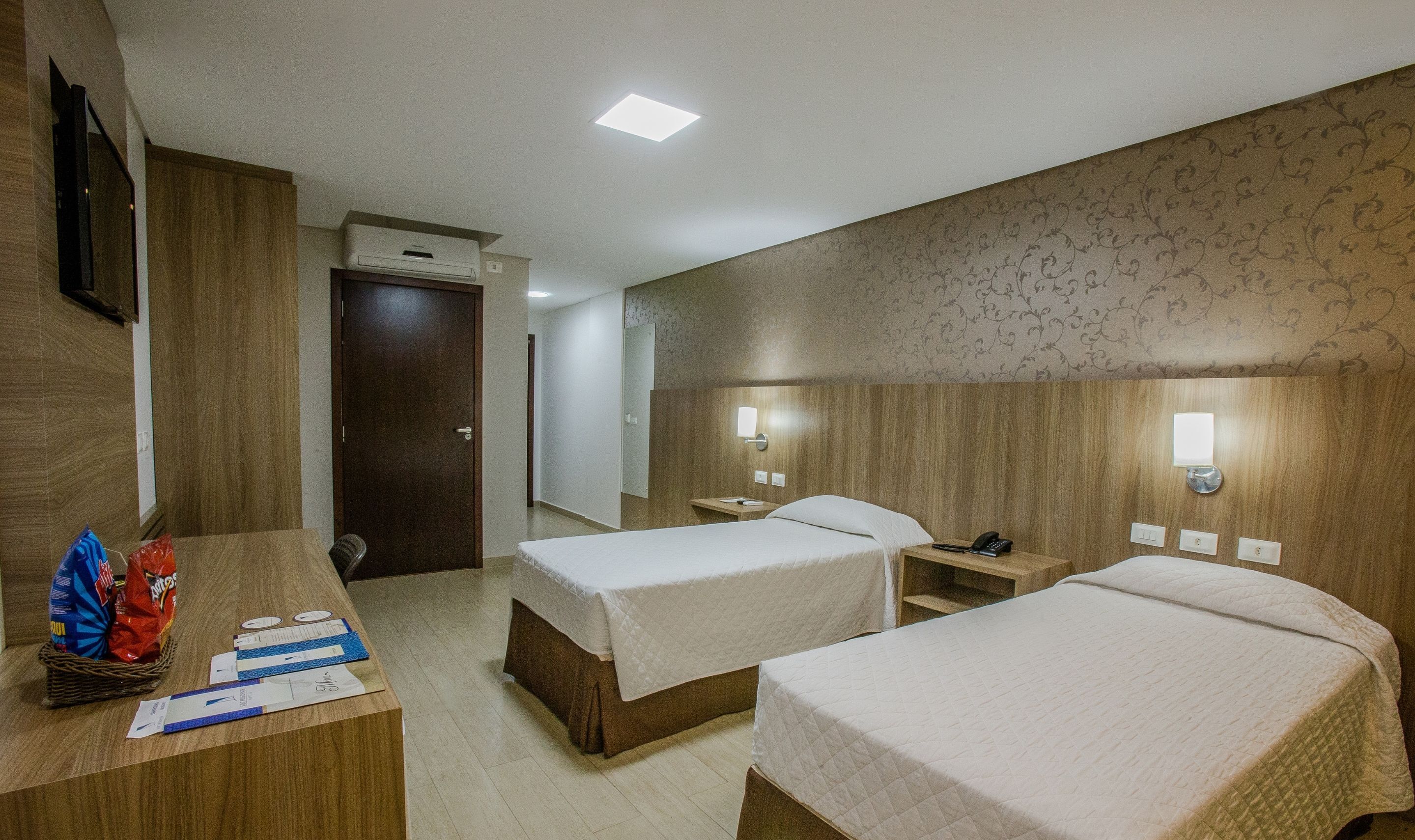 deluxe room | premium bedding, minibar, in-room safe, desk