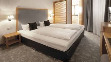 Superior-Doppelzimmer | Zimmersafe, Schreibtisch, laptopgeeigneter Arbeitsplatz