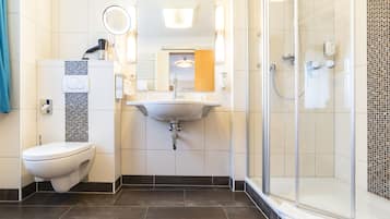 Deluxe Double Room | Bathroom | Free toiletries, towels