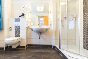 Deluxe tweepersoonskamer | Badkamer | Gratis toiletartikelen, handdoeken