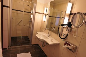 Habitació doble Comfort | Bany | Articles de tocador gratuïts i tovalloles 
