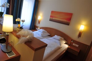 Comfort Double Room | Minibar, in-room safe, individually decorated, individually furnished