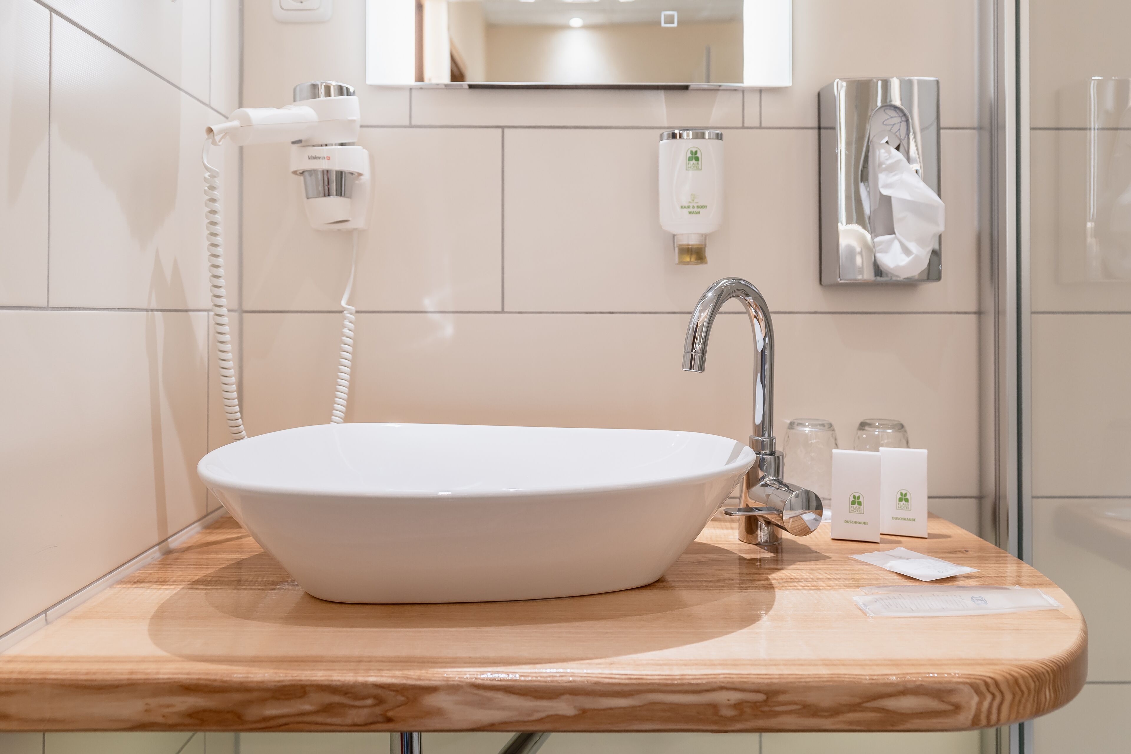 superior room | bathroom | free toiletries, towels