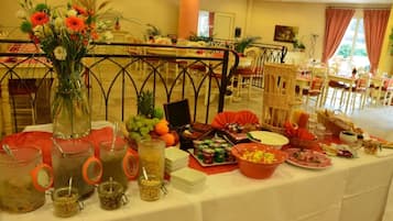 Desayuno buffet (EUR 15.00 por persona)