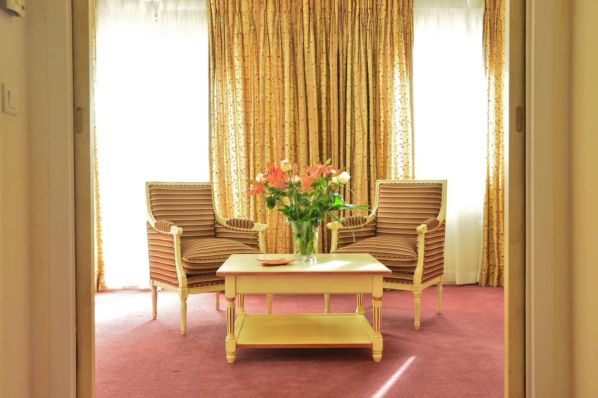 In-room safe, desk, soundproofing, rollaway beds (surcharge)