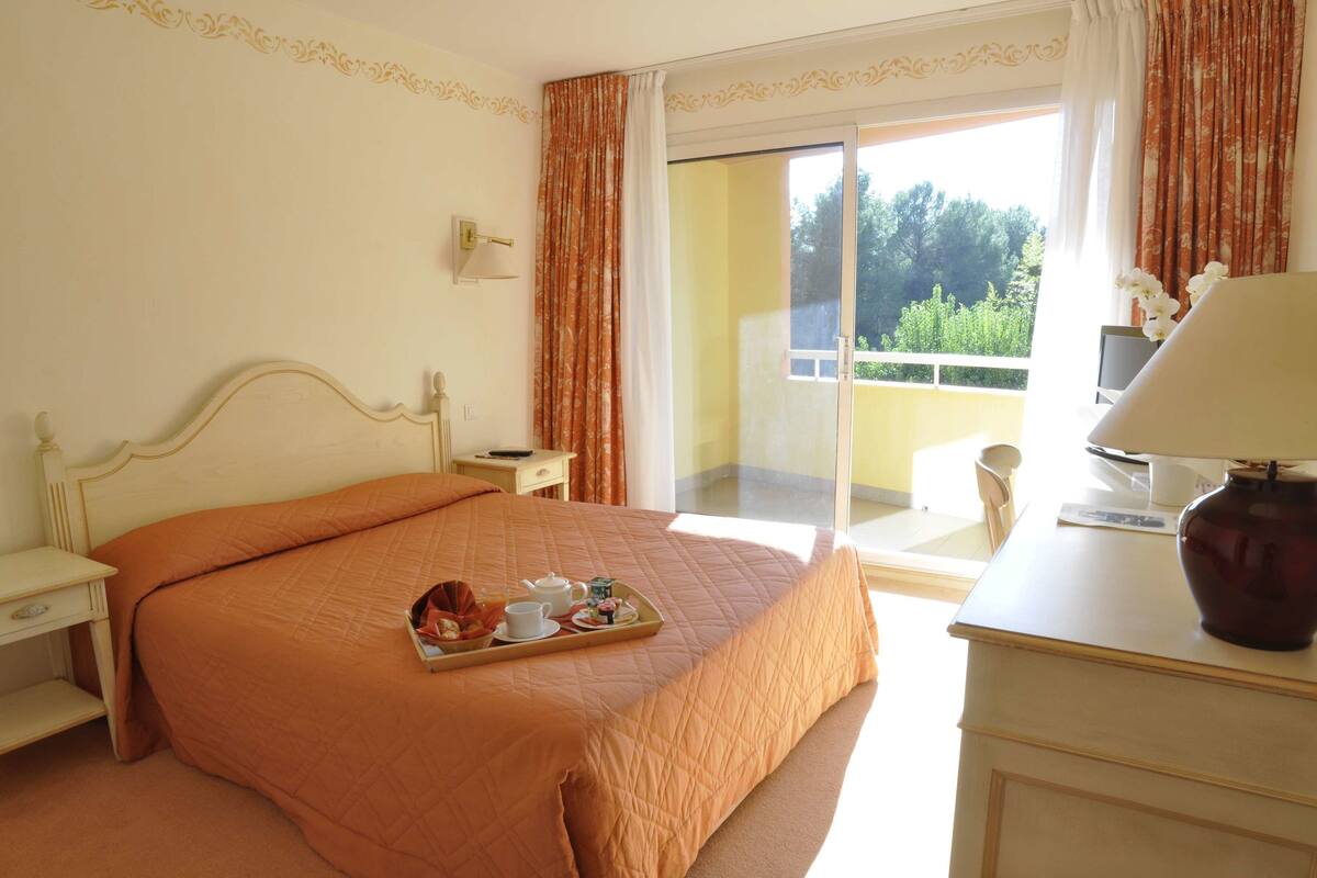 In-room safe, desk, soundproofing, rollaway beds (surcharge)