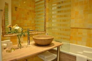 Perlengkapan mandi gratis, pengering rambut, handuk, dan sabun