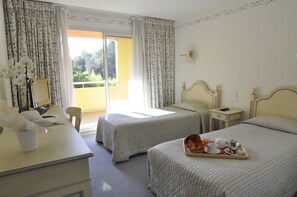 ตู้นิรภัยในห้องพัก, โต๊ะทำงาน, ห้องเก็บเสียง, เตียงเสริม/เปล