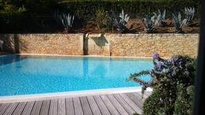 Outdoor pool - Hôtel Oméga (Valbonne)