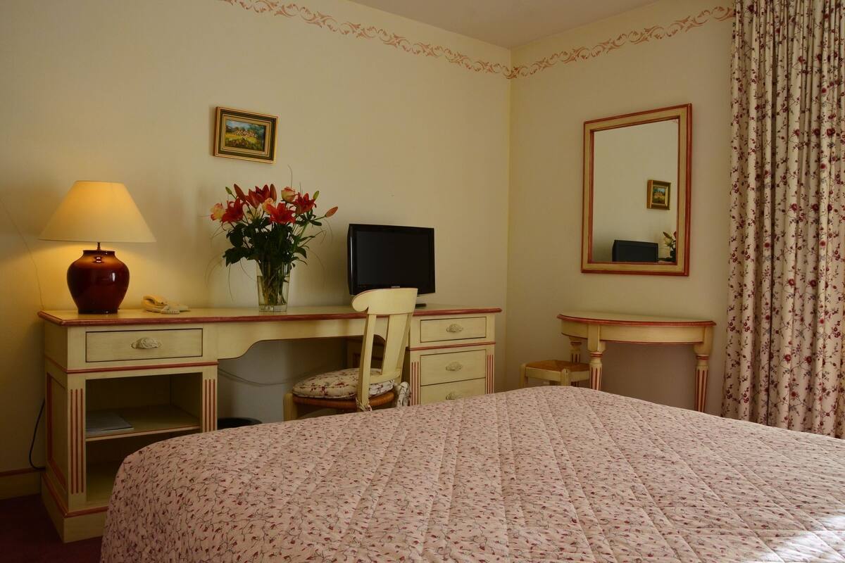 In-room safe, desk, soundproofing, rollaway beds (surcharge)