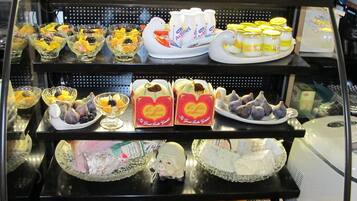 Petit déjeuner buffet (16 EUR par personne)