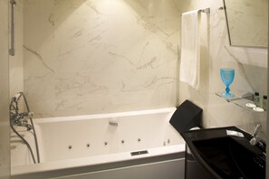 Superior Double Room | Bathroom | Free toiletries, hair dryer, slippers, towels - Le Meurice (Nice)