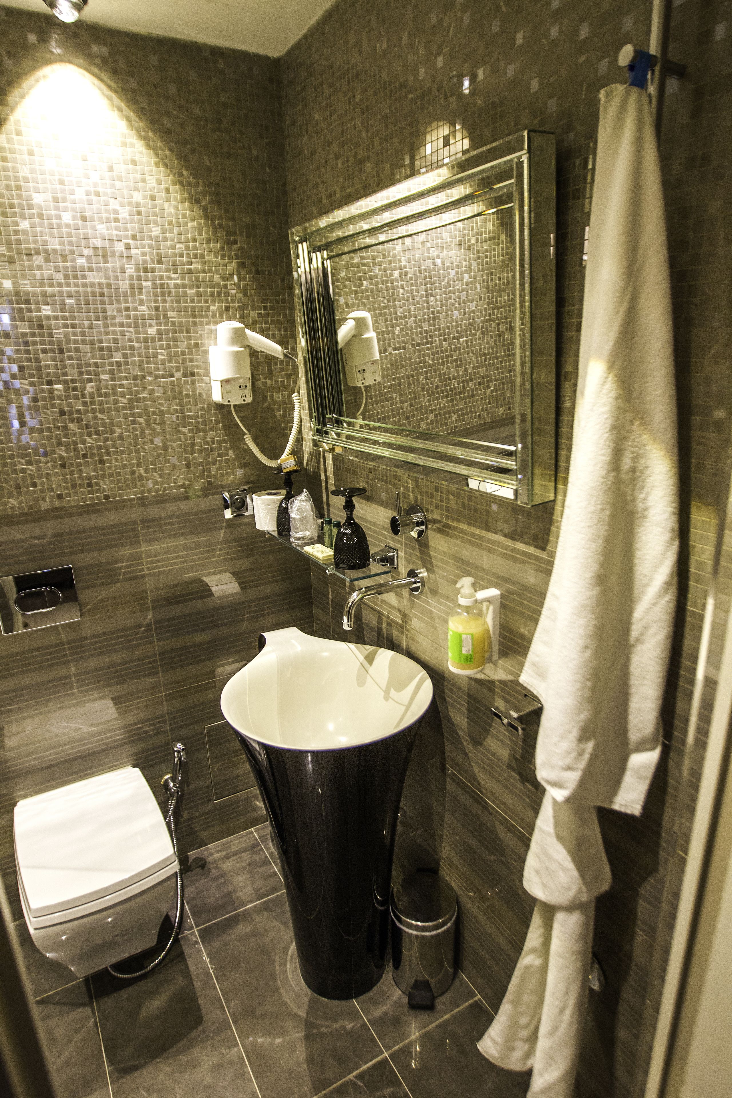 standard double room | bathroom | free toiletries, hair dryer, slippers, towels