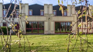 Un bâtiment moderne doté de grandes fenêtres et d’un toit plat.