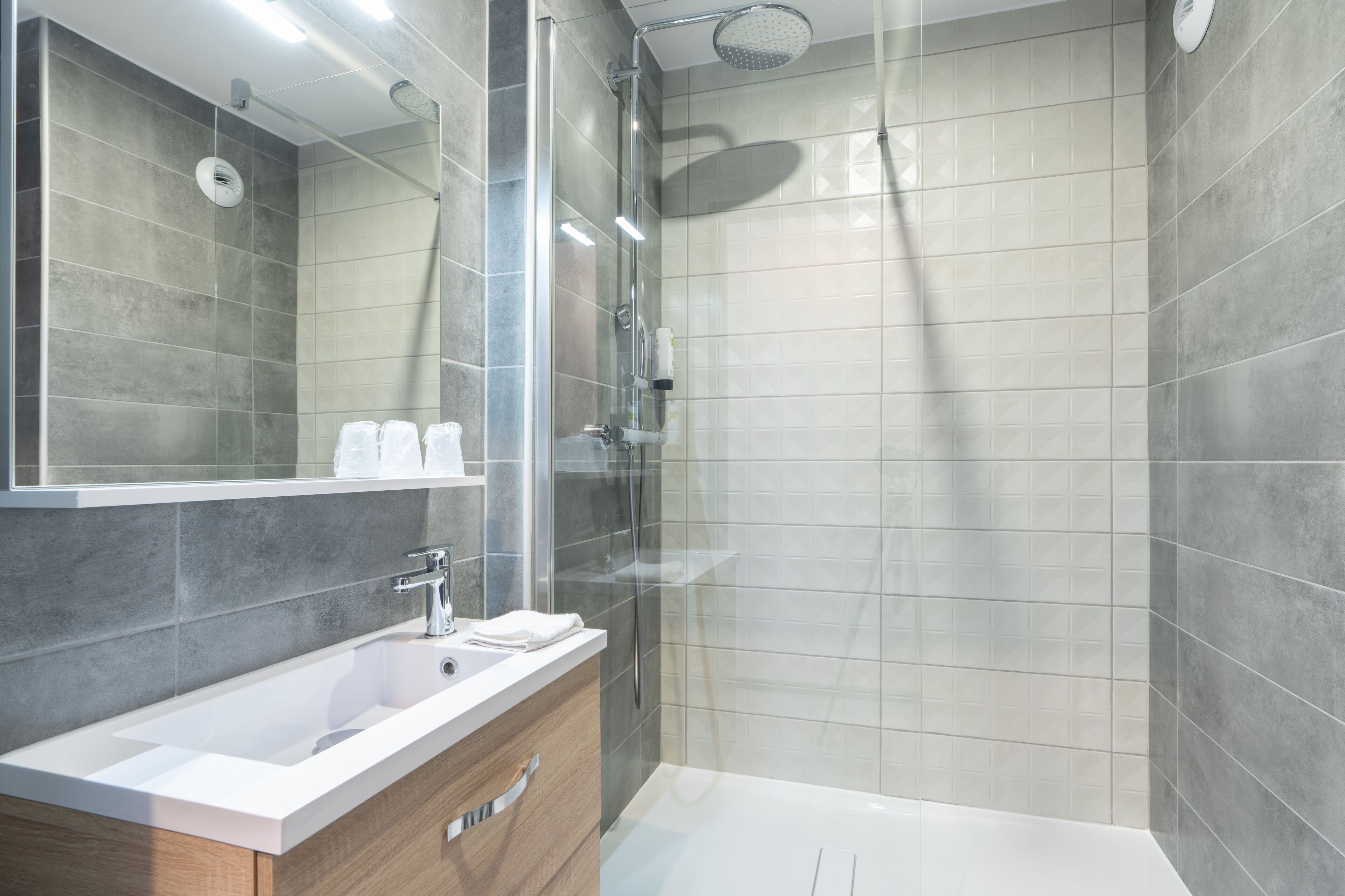 Superior tweepersoonskamer, uitzicht op tuin | Badkamer | Gratis toiletartikelen, een haardroger, handdoeken