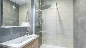 Superior tweepersoonskamer, uitzicht op tuin | Badkamer | Gratis toiletartikelen, een haardroger, handdoeken