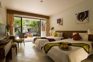Deluxe Room with Pool Side | 迷你吧、客房內保險箱、書桌、免費搖籃/嬰兒床
