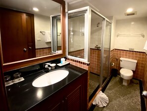 Two-Bedroom Suite | Bad | Kombinert dusj/badekar, toalettartikler (inkludert) og hårføner
