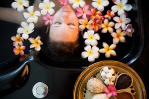 Kroppsbehandlinger, aromaterapi og massasje med varme steiner