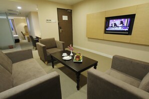 Suite junior | Zona de estar | Una televisión LCD