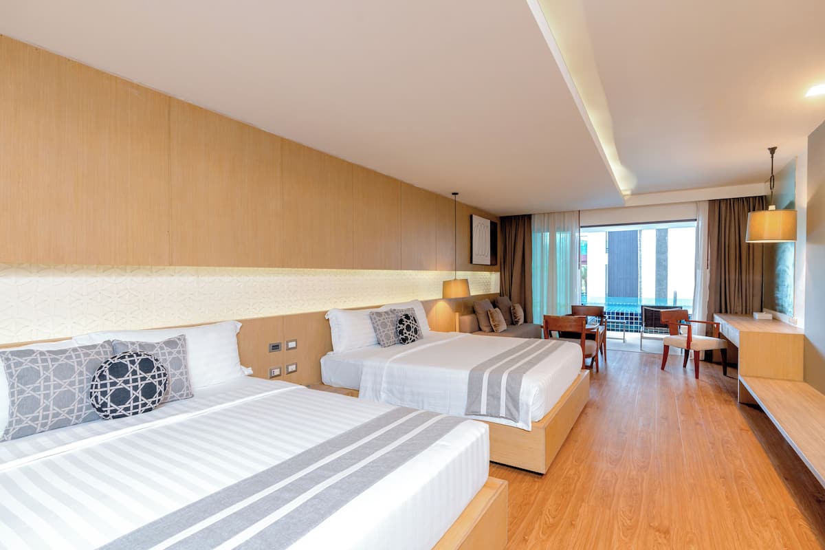 Sunset Grand Deluxe Pool Access | 1 habitación, minibar, caja de seguridad en la habitación y escritorio