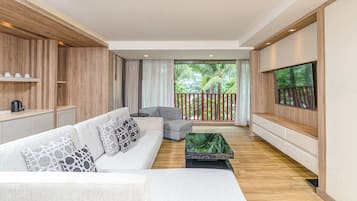 Graceland Suite Seaview 2 Bedrooms | Área de sala de estar | Televisión LCD de 42 pulgadas con canales vía satélite y televisión