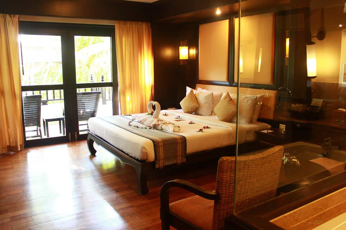 Deluxe Royal Wing | 1 bedroom, in-room safe, desk, blackout curtains