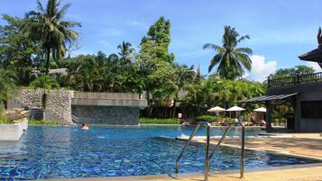 2 piscinas al aire libre, sombrillas, sillones reclinables de piscina