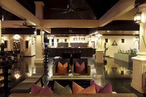 Lobby sitting area - MUKDARA BEACH VILLA & SPA RESORT (Takua Pa)