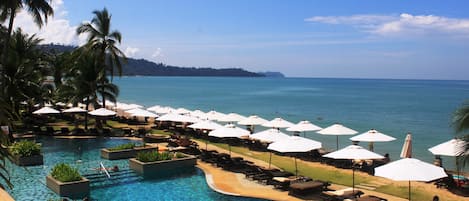 2 piscines extérieures, parasols de plage, chaises longues
