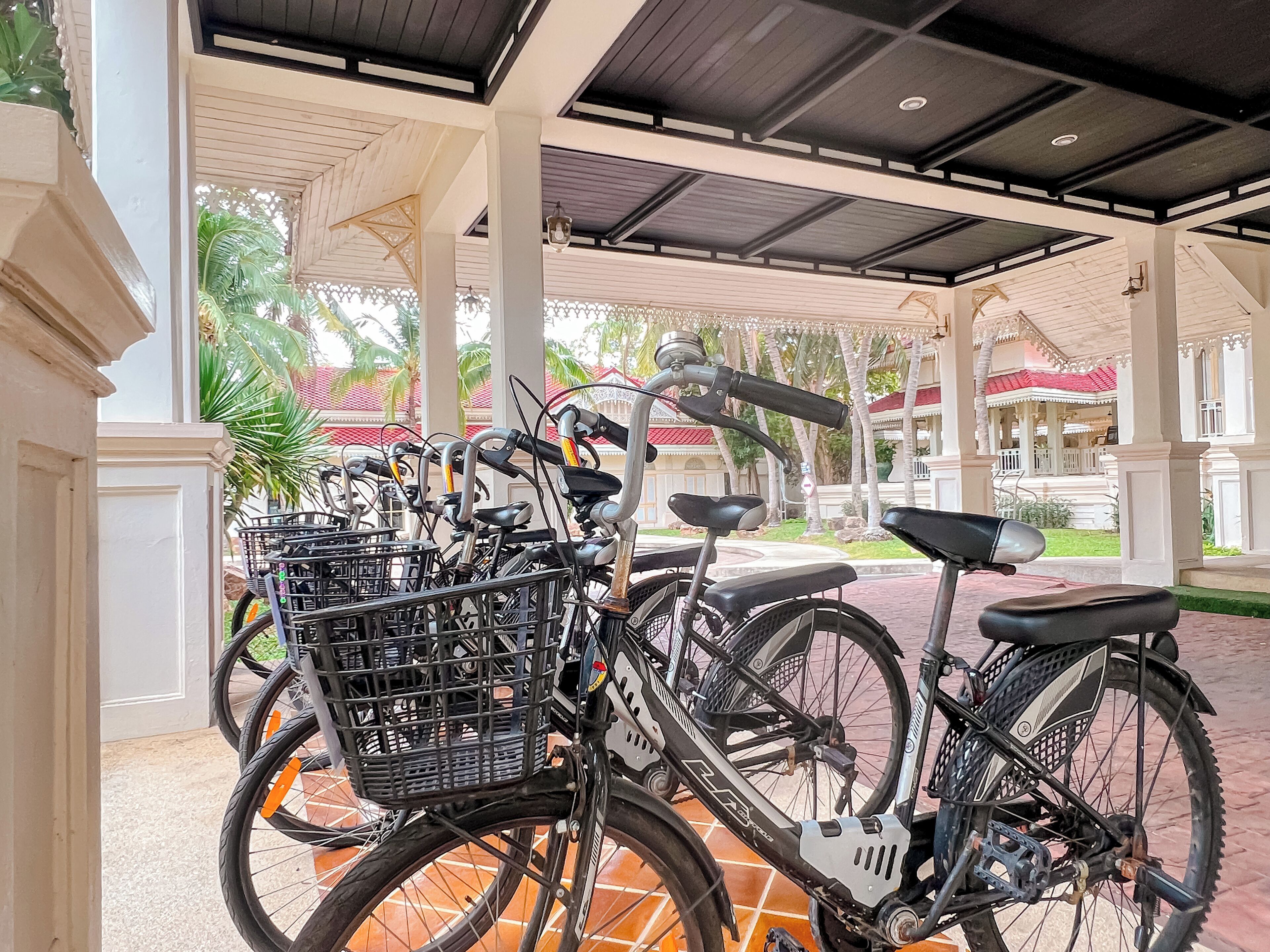 Un espacio al aire libre techado con bicicletas estacionadas y un pasillo cubierto.