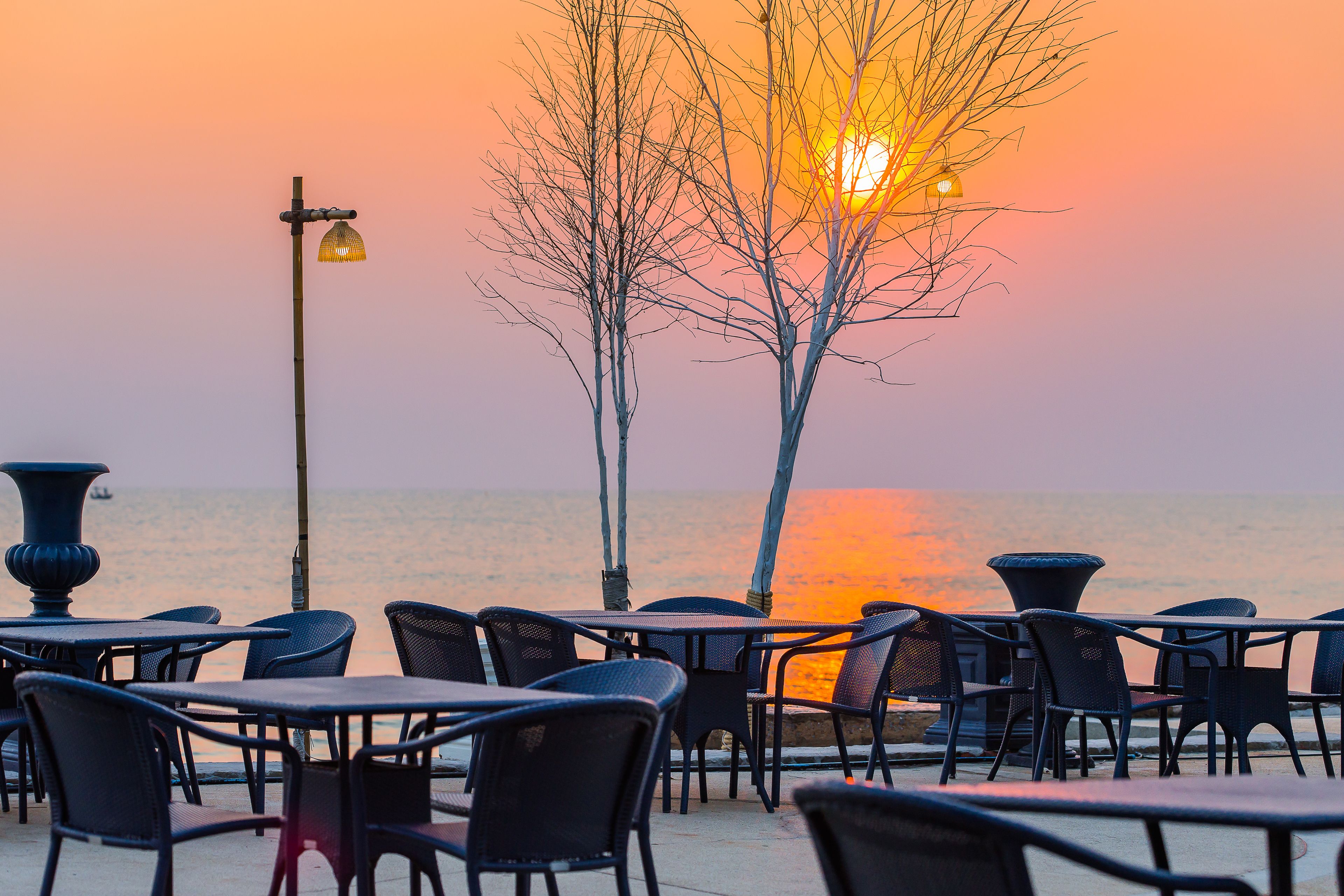 3 restaurants, breakfast served