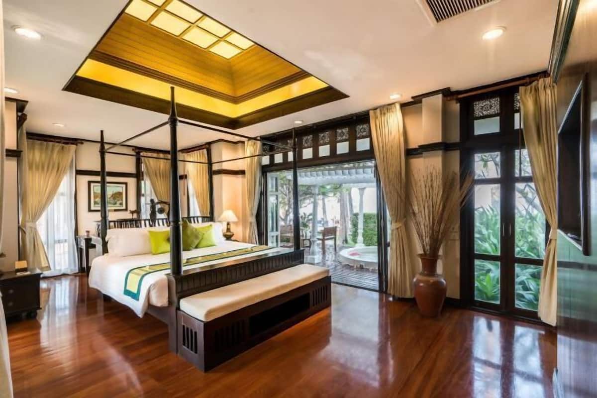 In-room safe, desk, blackout curtains, rollaway beds