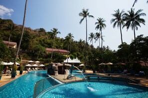 2 outdoor pools, pool umbrellas