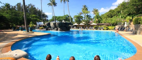 2 piscinas externas, guarda-sóis
