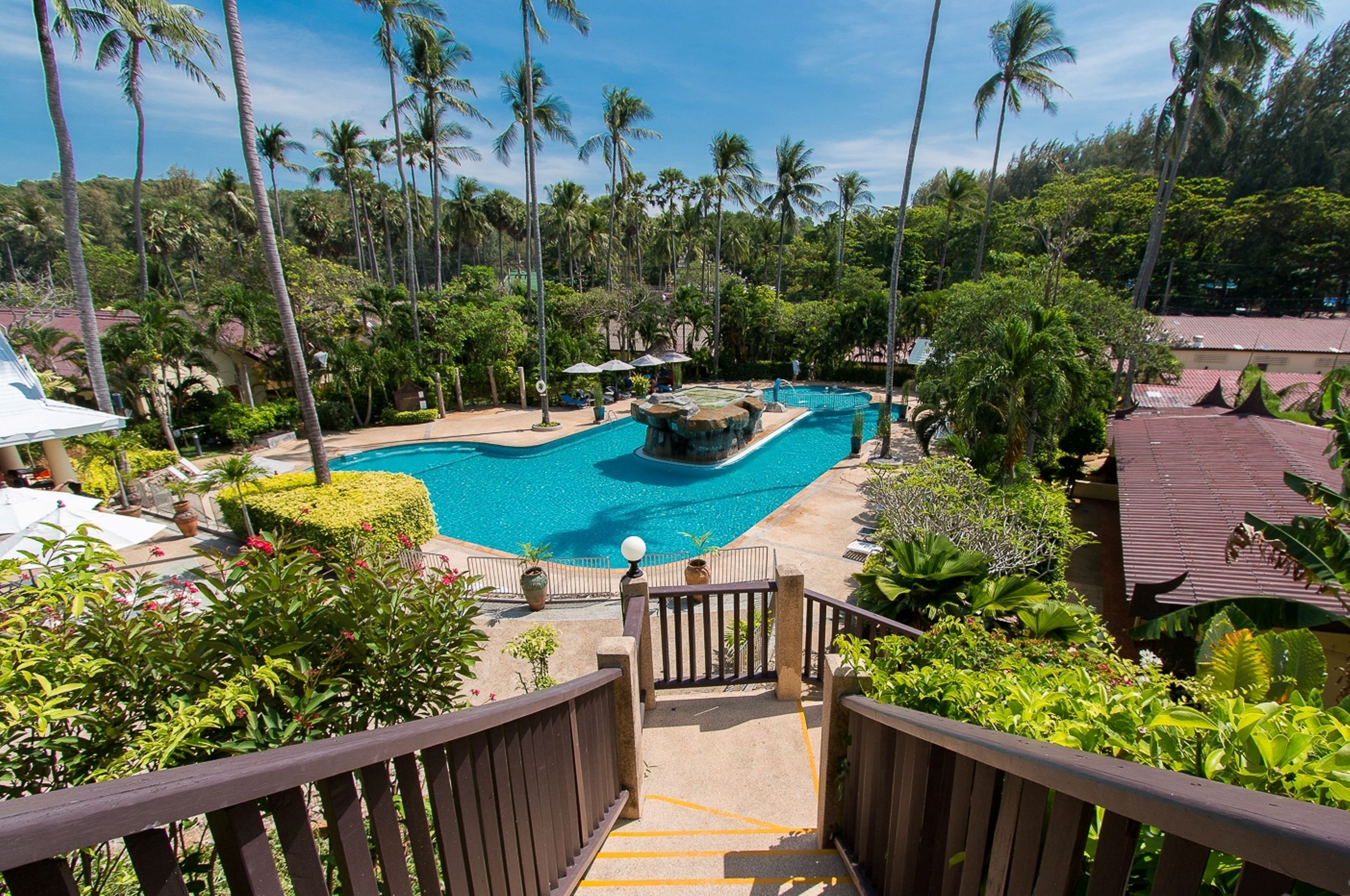 2 outdoor pools, pool umbrellas