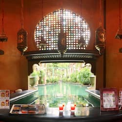 Quầy bar bên hồ bơi