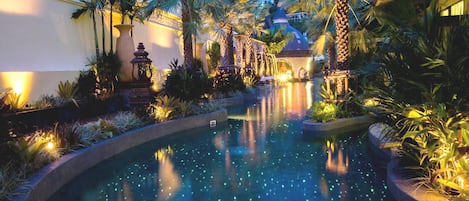 3 piscines extérieures