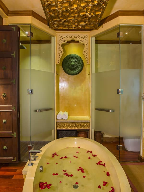 Phòng, có thể sử dụng hồ bơi (Baray Villa) | Tiện nghi phòng tắm | Đồ dùng nhà tắm miễn phí, máy sấy tóc, áo choàng tắm, khăn tắm