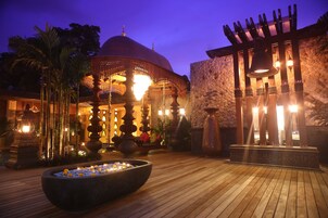 Cabana Suite Pool Access | Living area