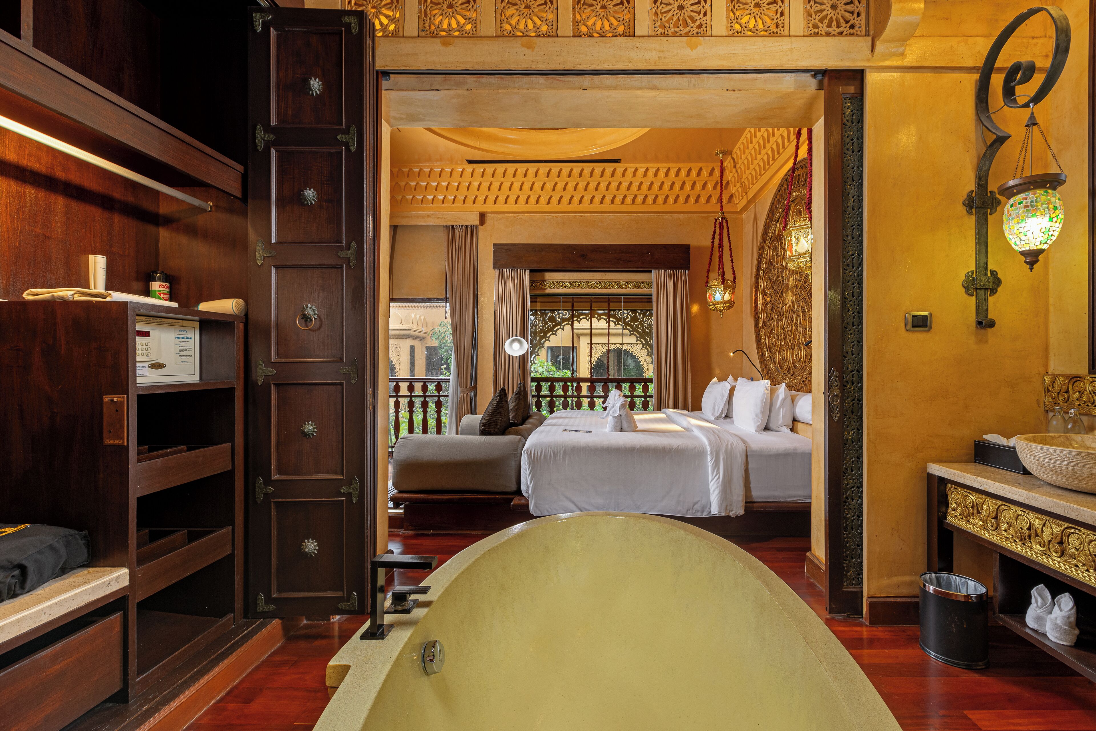 ห้อ  งพัก, ใช้สระว่ายน้ำได้ (Baray Villa) | ตู้นิรภัยในห้องพัก, ห้องพักตกแต่งอย่างมีเอกลักษณ์