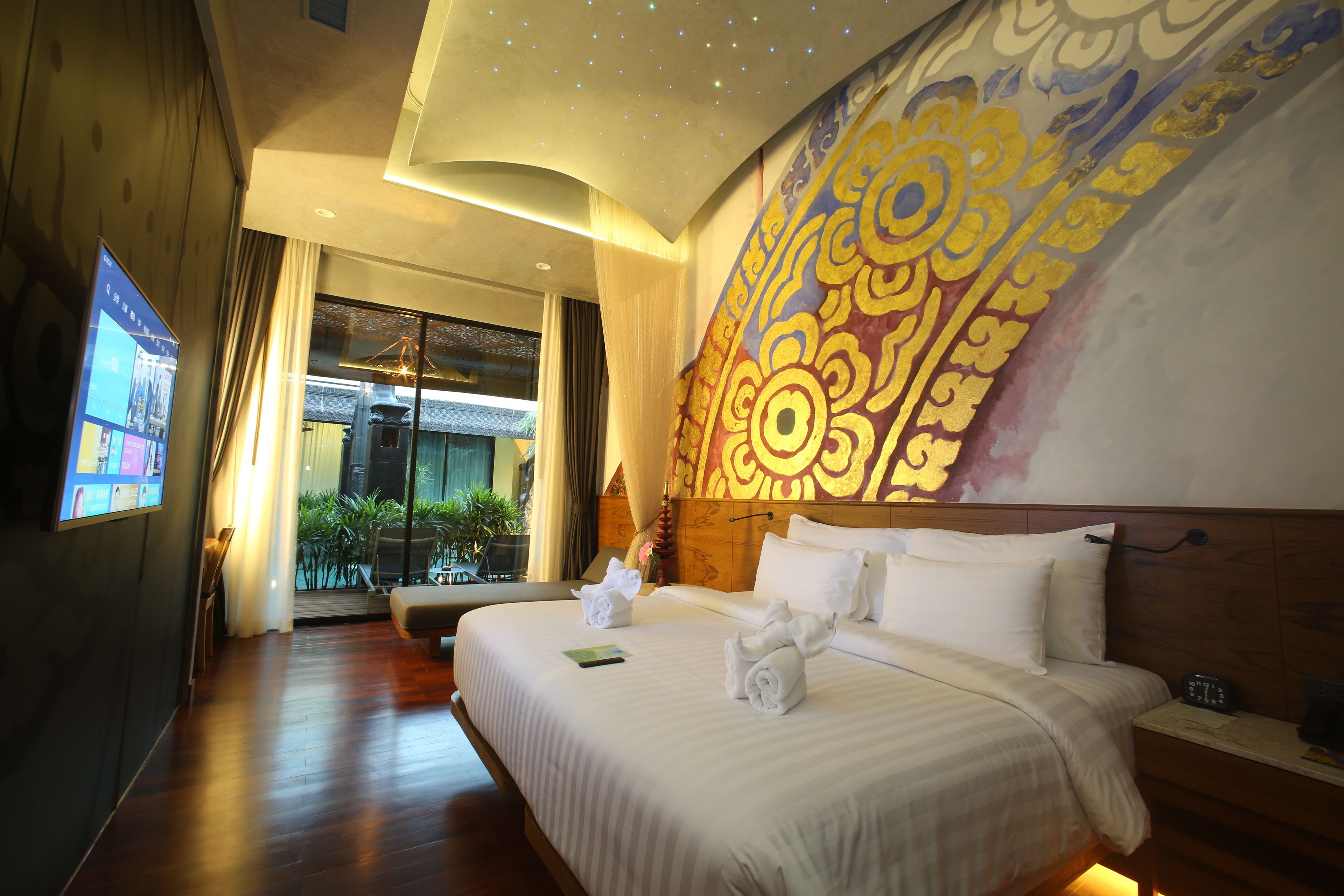 Cabana Suite Pool Access | Cofres nos quartos, individualmente decorados