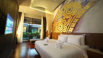 Cabana Suite Pool Access | Cofres nos quartos, individualmente decorados