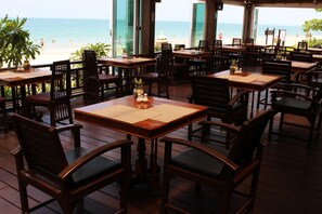 2 restaurantes; se sirven comidas