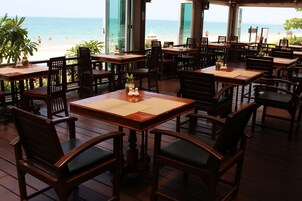 2 间餐厅，供应午餐