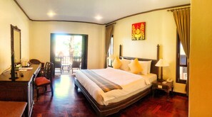 Quarto básico, 1 quarto, vista para a piscina | Cofres nos quartos, individualmente decorados, Wi-Fi de cortesia