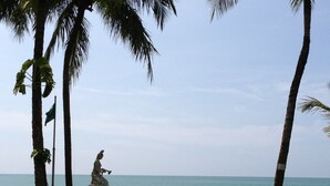 ดีลักซ์วิลล่า, อ่างน้ำวน | ชายหาด | หาดส่วนตัว, ผ้าเช็ดตัวชายหา  ด, นวดบนชายหาด, บาร์ริมหาด