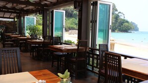 2 ห้องอาหาร, บริการอาหารกลางวัน อาหารเย็น และบรันช์